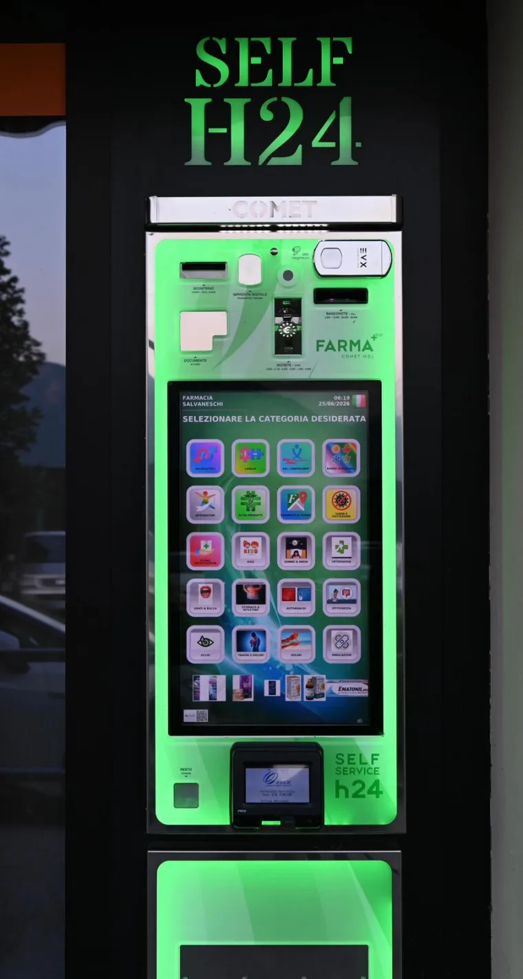 Il distributore automatico SELF H24 della Farmacia Salvaneschi
