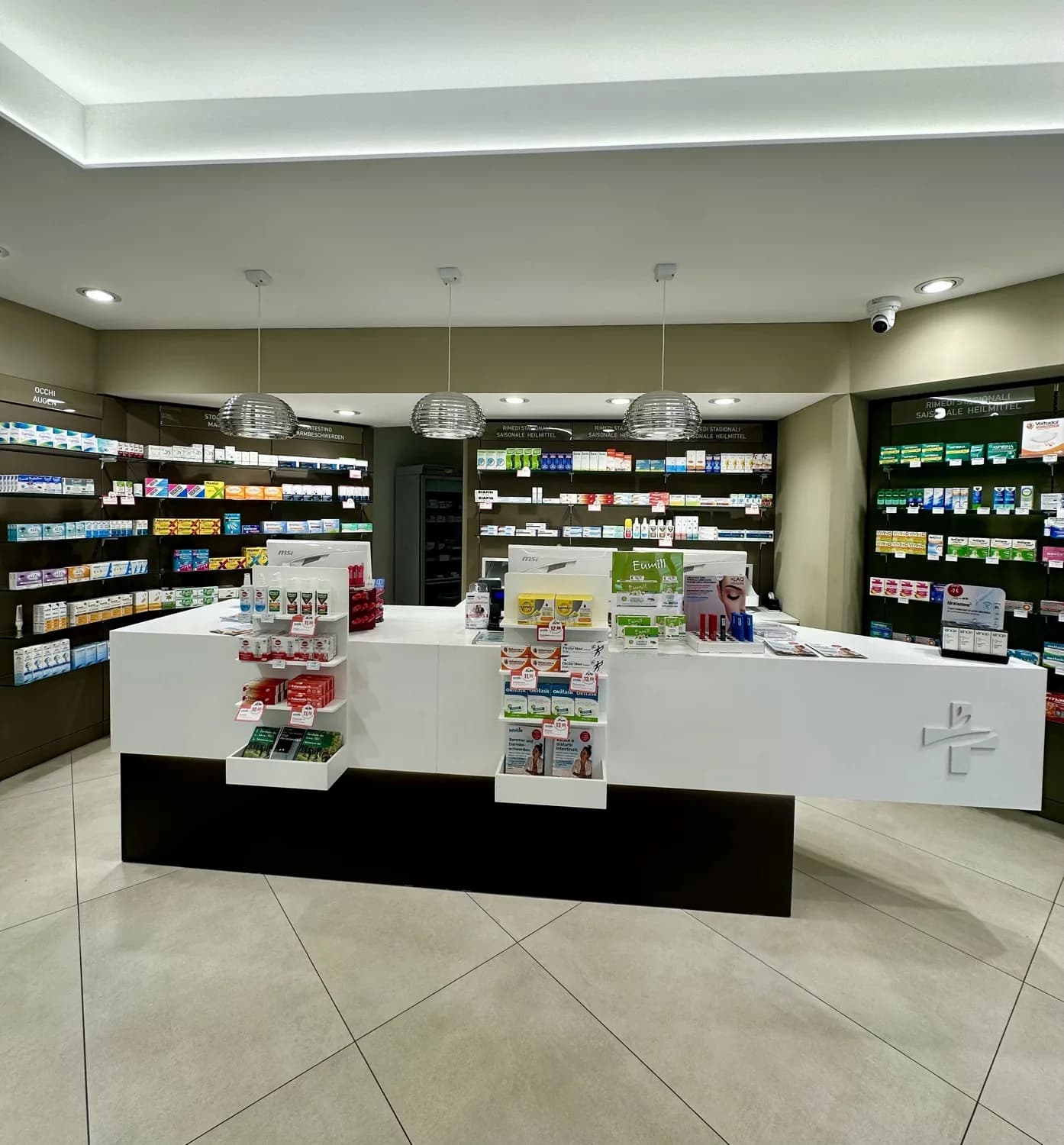 Il bancone della Farmacia Salvaneschi a Pineta di Laives