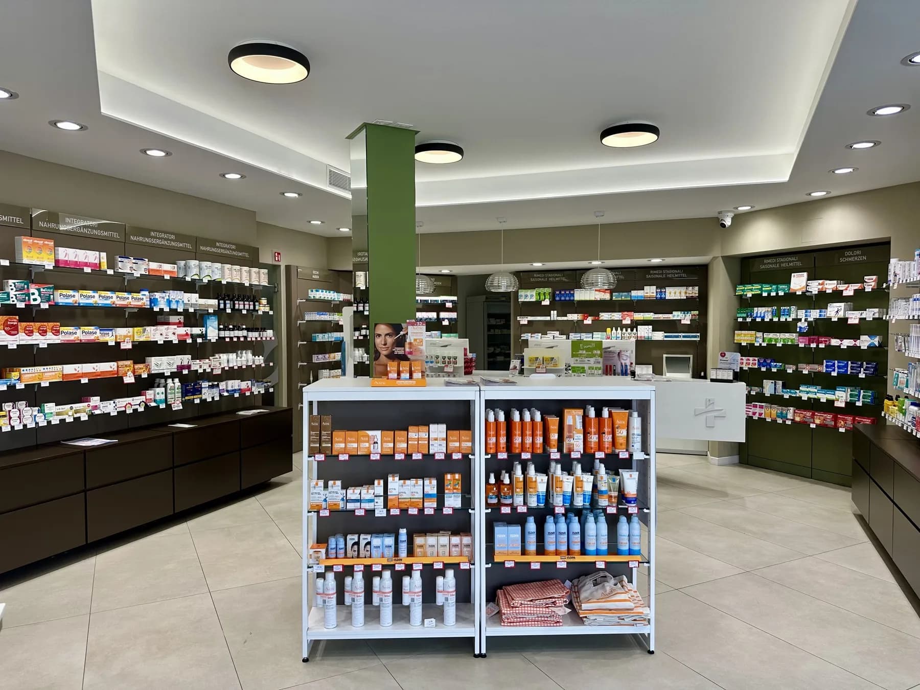 Panoramica dell'interno della Farmacia Salvaneschi